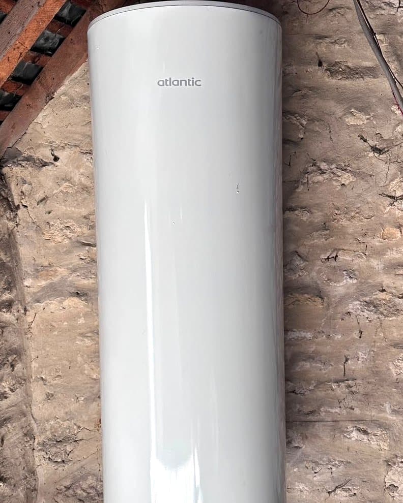 Ballon d'eau chaude Atlantic installé par Optiwatt dans un grenier
